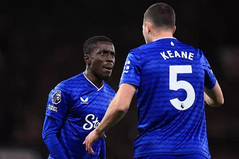 "ما حدث لا يعكس شخصيتي".. لاعب إيفرتون يعلق على واقعة صفع زميله في مباراة مانشستر يونايتد